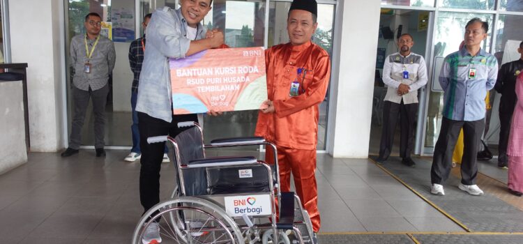 Bank BNI menyerahkan Bantuan 10 Unit Kursi Roda