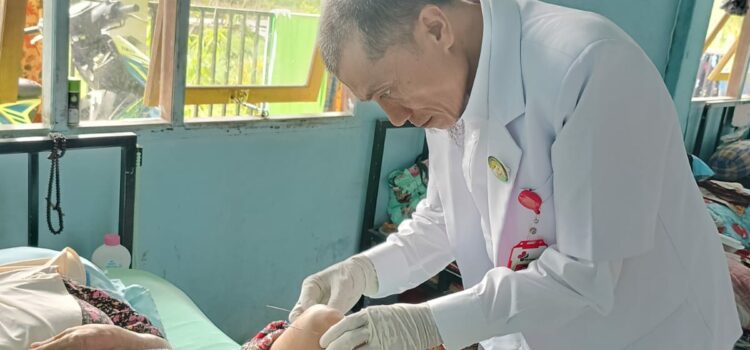 Kegiatan Edukasi dan Pelayanan Kesehatan (Pelayanan Akupuntur Medik) di Pondok BHAKTI LANSIA TEMBILAHAN